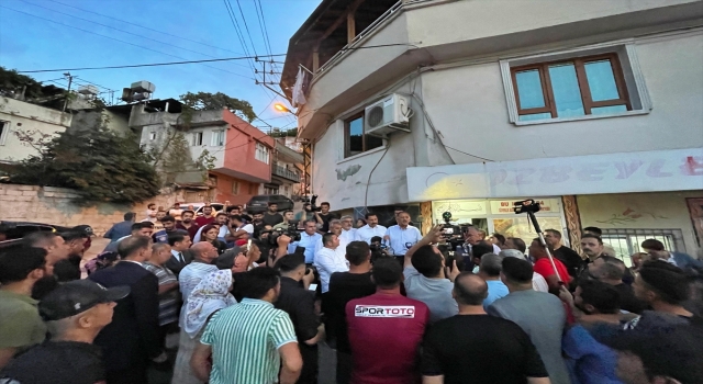 Bakan Özhaseki, Hatay’da mahalle ziyaretinde bulundu 