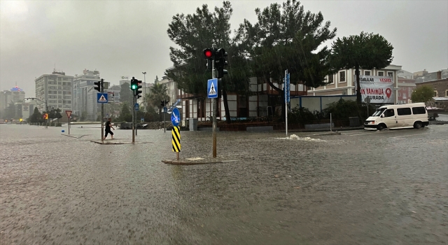 Samsun’da sağanak nedeniyle ev ve iş yerlerini su bastı