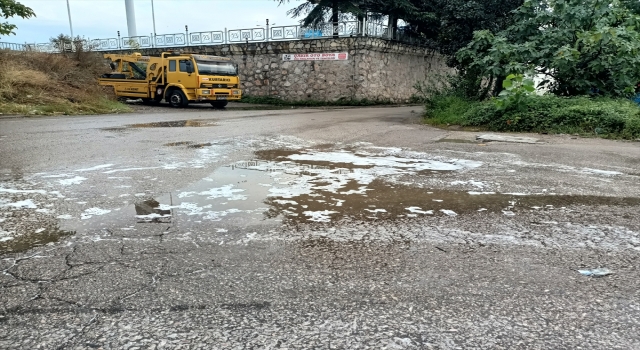 Kocaeli’de sağanak sonrası caddede köpük oluştu