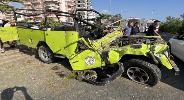 Antalya’da safari aracı ile otomobilin çarpıştığı kazada 2 turist öldü, 17 kişi yaralandı