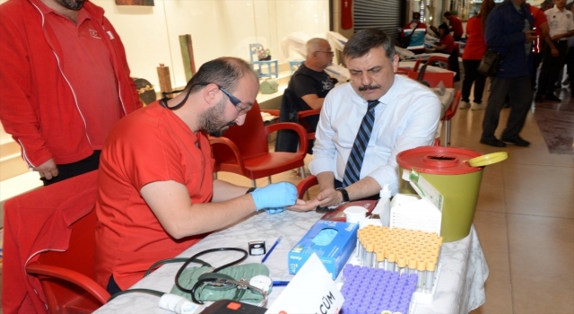 Erzurum’da 40. kan bağışını yapan Vali Çiftçi’ye altın madalya verildi