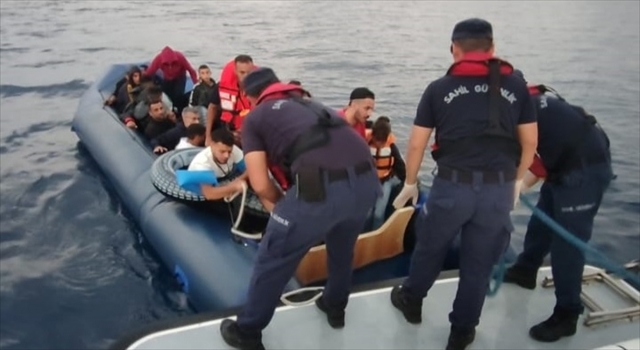 Muğla açıklarında 24 düzensiz göçmen kurtarıldı