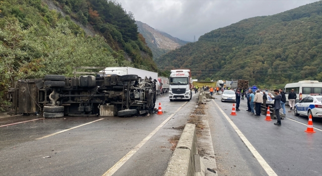 Sakarya’da meydana gelen trafik kazasının ardından kara yolu ulaşıma kapandı