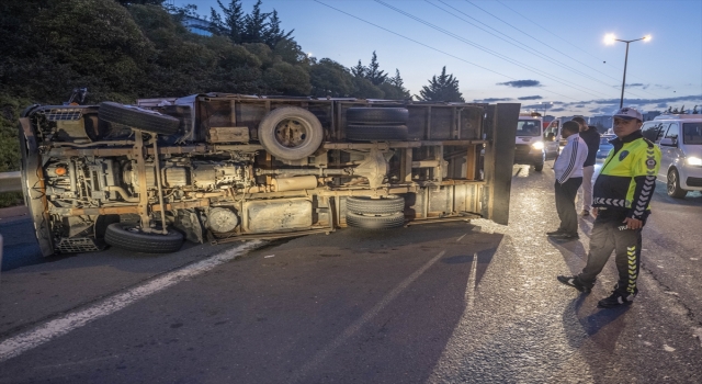 Ümraniye’de devrilen kamyonetin sürücüsü yaralandı.