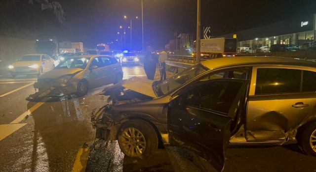 Kocaeli’de iki otomobilin çarpıştığı kazada 3 kişi yaralandı