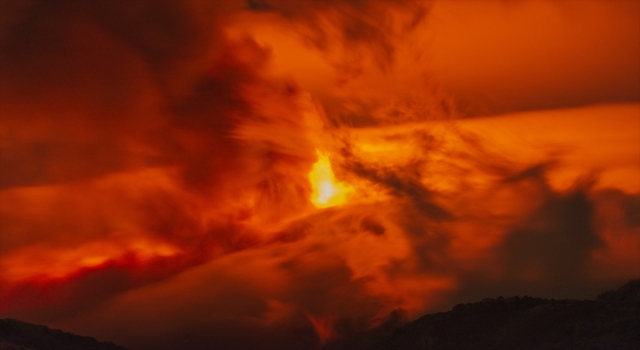 İtalya’da Etna Yanardağı yeniden faaliyete geçti