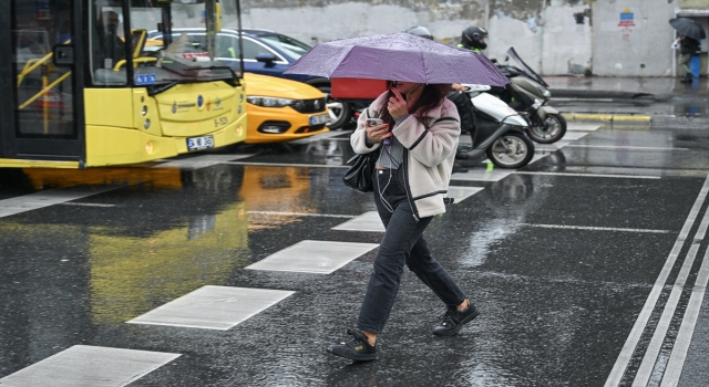 İstanbul’da etkili olan sağanak trafikte aksamalara neden oluyor