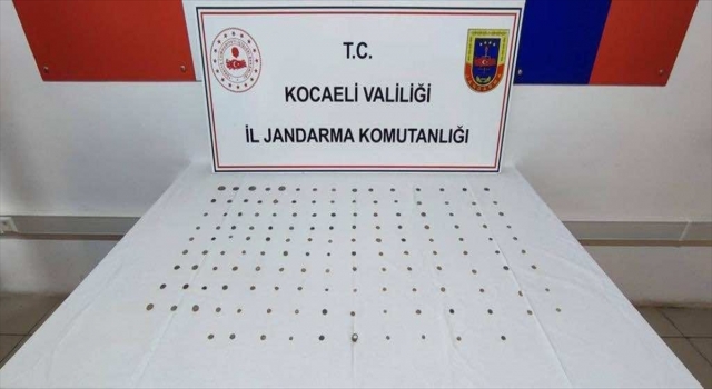 Kocaeli’de tarihi olduğu değerlendirilen 144 sikke ile yüzük ele geçirildi