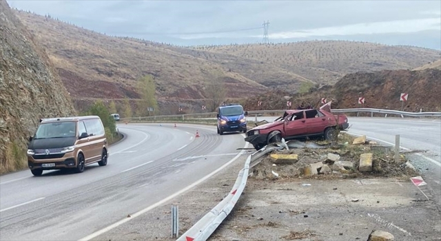 Afyonkarahisar’da refüje çarparak devrilen otomobildeki 2 kişi yaşamını yitirdi