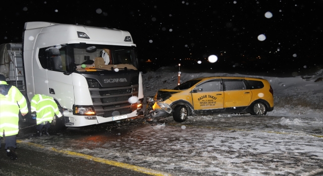 Kars’ta taksi ile tırın çarpışması sonucu 1 kişi öldü, 3 kişi yaralandı