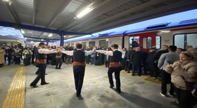Yeni sezonda ilk seferine çıkan Turistik Doğu Ekspresi, Erzurum’a ulaştı