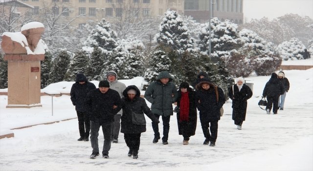 Kırgızistan’da dondurucu soğuklar nedeniyle yüz yüze eğitime ara verildi