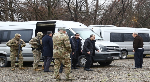 Azerbaycan 2 askerine karşılık 32 Ermeni askerini serbest bıraktı