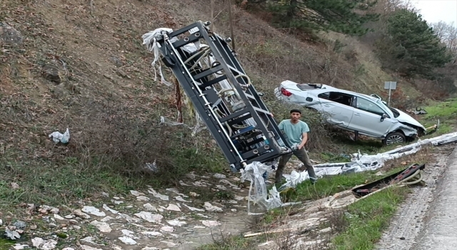 Bursa’da tırla çarpışarak takla atan otomobildeki 2 kişi yaralandı