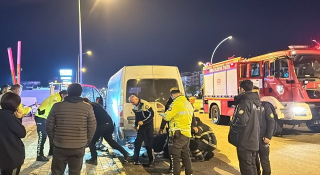 Edirne’deki trafik kazasında panelvanın altında sıkışan motosiklet sürücüsü yaralandı