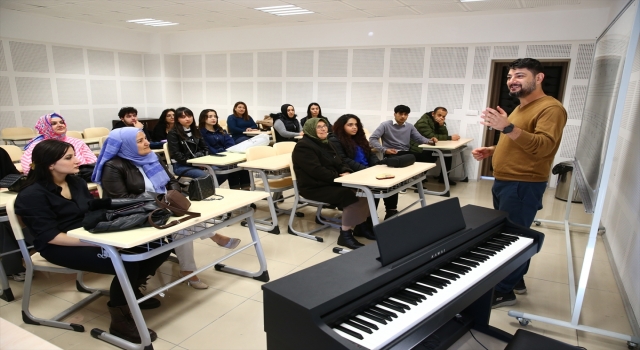 Giresun’da üniversite özlemi yaşayan 10 kadın üniversitelilerle derse girdi