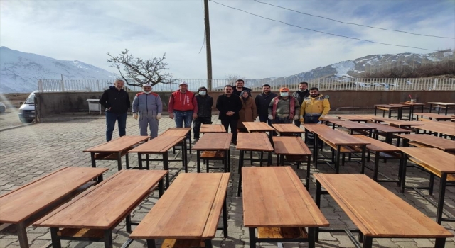 Hakkari’de usta öğreticiler 25 okuldaki 3 bin 366 sıra ve masayı yeniledi