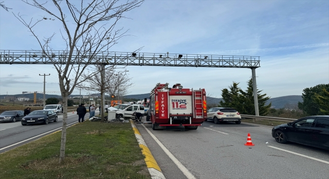 Kocaeli’de aydınlatma direğine çarpan hafif ticari aracın sürücüsü öldü