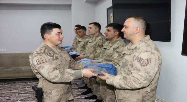 Gurbetçi Meryem Bayram’ın ördüğü çorap ve atkılar Hakkari’de jandarma personeline dağıtıldı