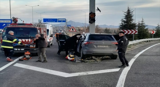 Eskişehir’de bariyerlere çarpan otomobilin sürücüsü öldü