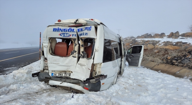Bingöl’de minibüs ile hafif ticari aracın çarpıştığı kazada 7 kişi yaralandı