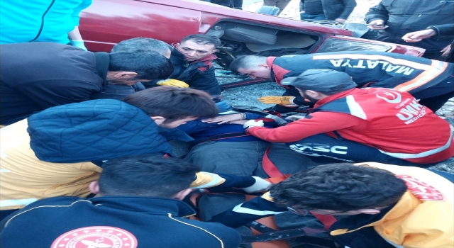 Malatya’da devrilen otomobildeki 4 kişi yaralandı