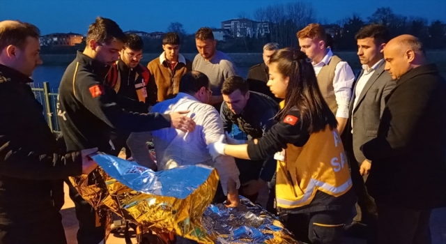 Samsun’da Yeşilırmak’a düşen çantasını almaya çalışırken mahsur kalan kişi kurtarıldı