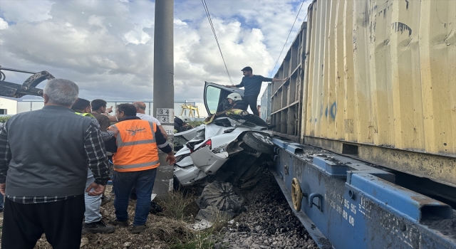 Hatay’da trenin çarptığı otomobilin sürücüsü yaralandı