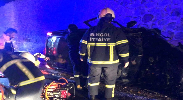 Bingöl’de istinat duvarına çarpan otomobildeki 2 kişi hayatını kaybetti