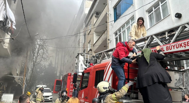 Esenyurt’ta 5 katlı binada çıkan yangına ekiplerce müdahale ediliyor