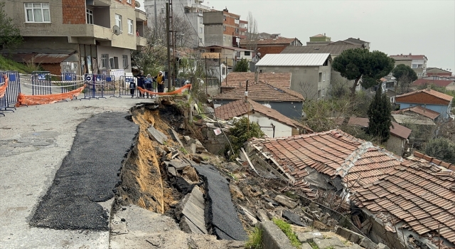 Maltepe’de bir süre önce tadilatı yapılan yol yeniden çöktü