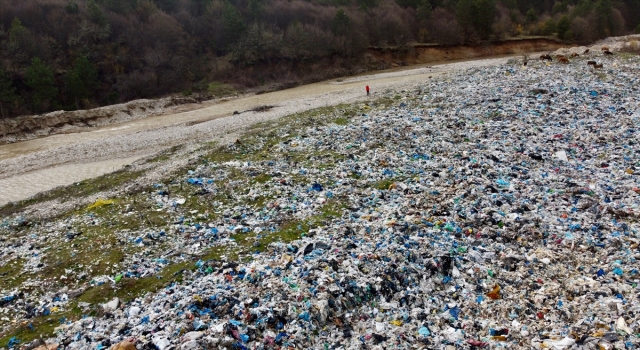 Bolu’da eski çöp döküm sahasındaki atıklar kirliliğe neden oldu