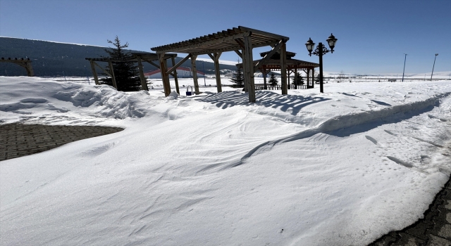 Ardahan’da baharda yağan kar, soğuk hava nedeniyle erimedi