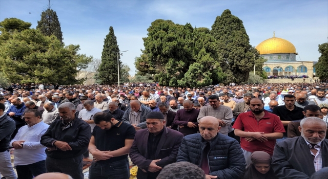 İsrail’in kısıtlamalarına rağmen 125 bin Filistinli ramazan ayının üçüncü cuma namazını Mescidi Aksa’da kıldı