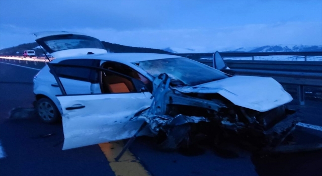 Ardahan’da otomobil ile at arabasının karıştığı kazada 3 kişi yaralandı