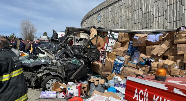 GÜNCELLEME Çankırı’da tır otomobilin üzerine devrildi, 4 kişi öldü, 2’si polis 3 kişi yaralandı