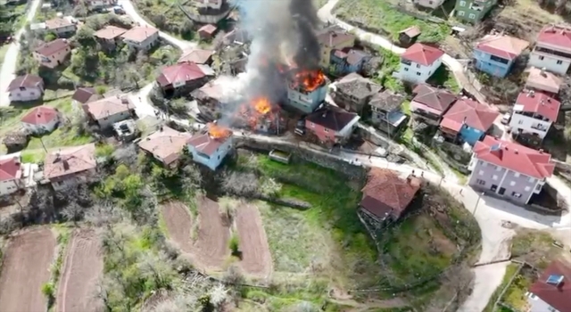 Çorum’da bir köyde çıkan yangında 6 evde hasar oluştu