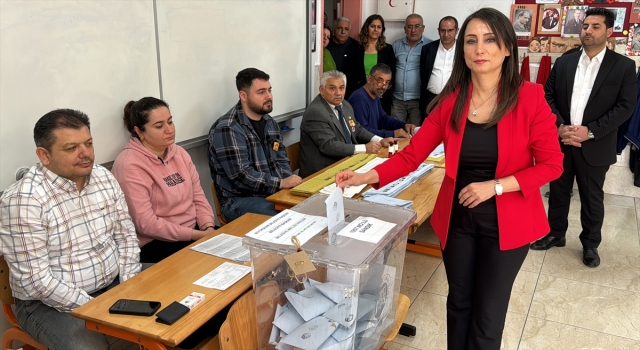 DEM Parti Eş Genel Başkanı Oruç oyunu Adana’da kullandı