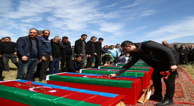 Hocalı katliamının yedi kurbanının kalıntısı Hocalı’da defnedildi