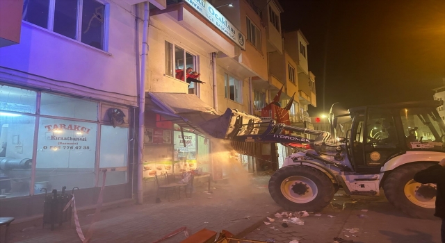 Denizli Tavas’ta CHP binasında balkonun çökmesi sonucu 18 kişi yaralandı