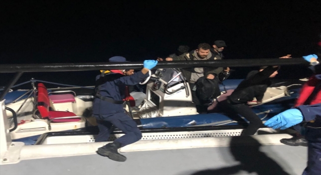 Datça açıklarında sürüklenen bottaki 17 düzensiz göçmen kurtarıldı