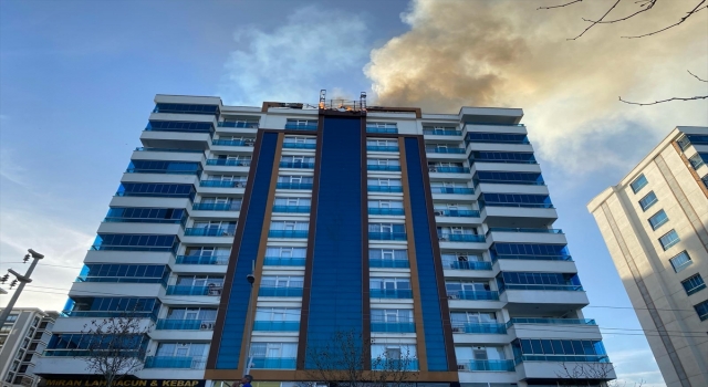 Diyarbakır’da bir binanın çatısında yangın çıktı 