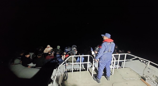 Ayvalık açıklarında 60 düzensiz göçmen yakalandı