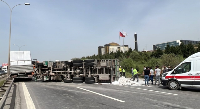 Anadolu Otoyolu’nda 3 kamyonun çarpıştığı kaza nedeniyle ulaşım aksadı