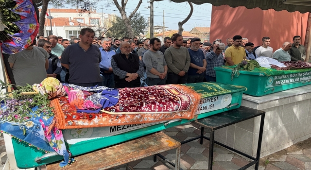 Manisa’da 4 kişinin öldüğü kazada hayatını kaybeden sürücü ile eşinin cenazeleri defnedildi