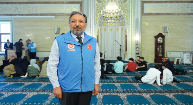 İstanbul Müftülüğü ve Türkiye Diyanet Vakfı’ndan yoksul çocuklara ve gençlere giyim kartı