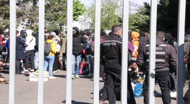 Fransa’da polis, yüzlerce düzensiz göçmenin kaldığı binayı tahliye etti