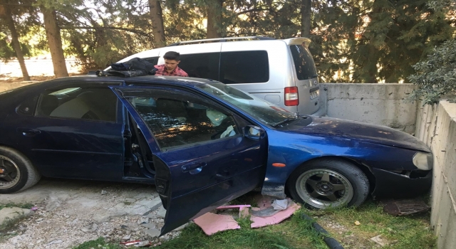 Burdur’da otoparkta duvara çarpan otomobilin sürücüsü yaralandı