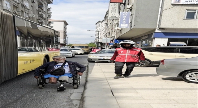 İstanbul’da kaldırıma park edilen araçlar nedeniyle engelli kişi taşıt yolundan gitmek zorunda kaldı