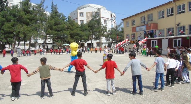 Gaziantep’teki depremzede çocuklar 23 Nisan kutlamasında eğlendi